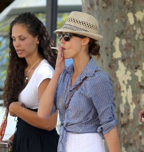 Smoke it! - 20 Surprising Female Celebrity Smokers geotv.ge